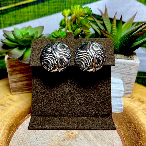 VTG| Napier Screw Back Earrings 🤍✨ - Picture 1 of 6